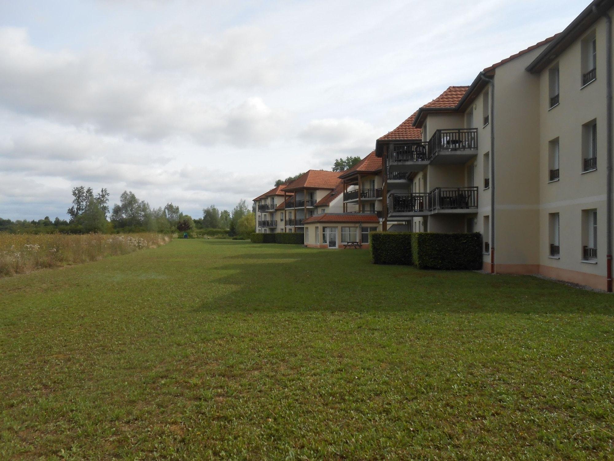 Residence Vtf Les Allees Du Green Levernois Bagian luar foto