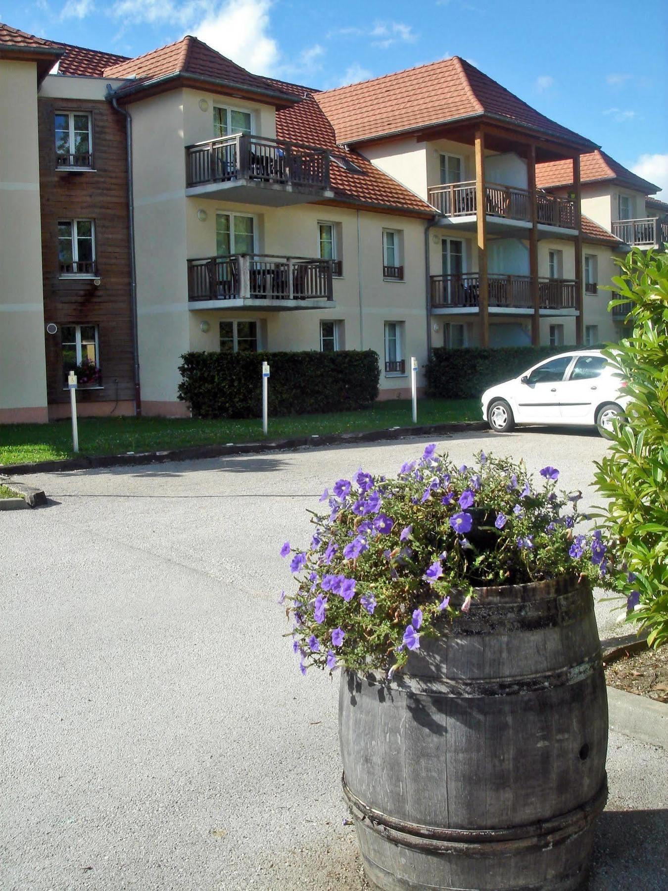 Residence Vtf Les Allees Du Green Levernois Bagian luar foto