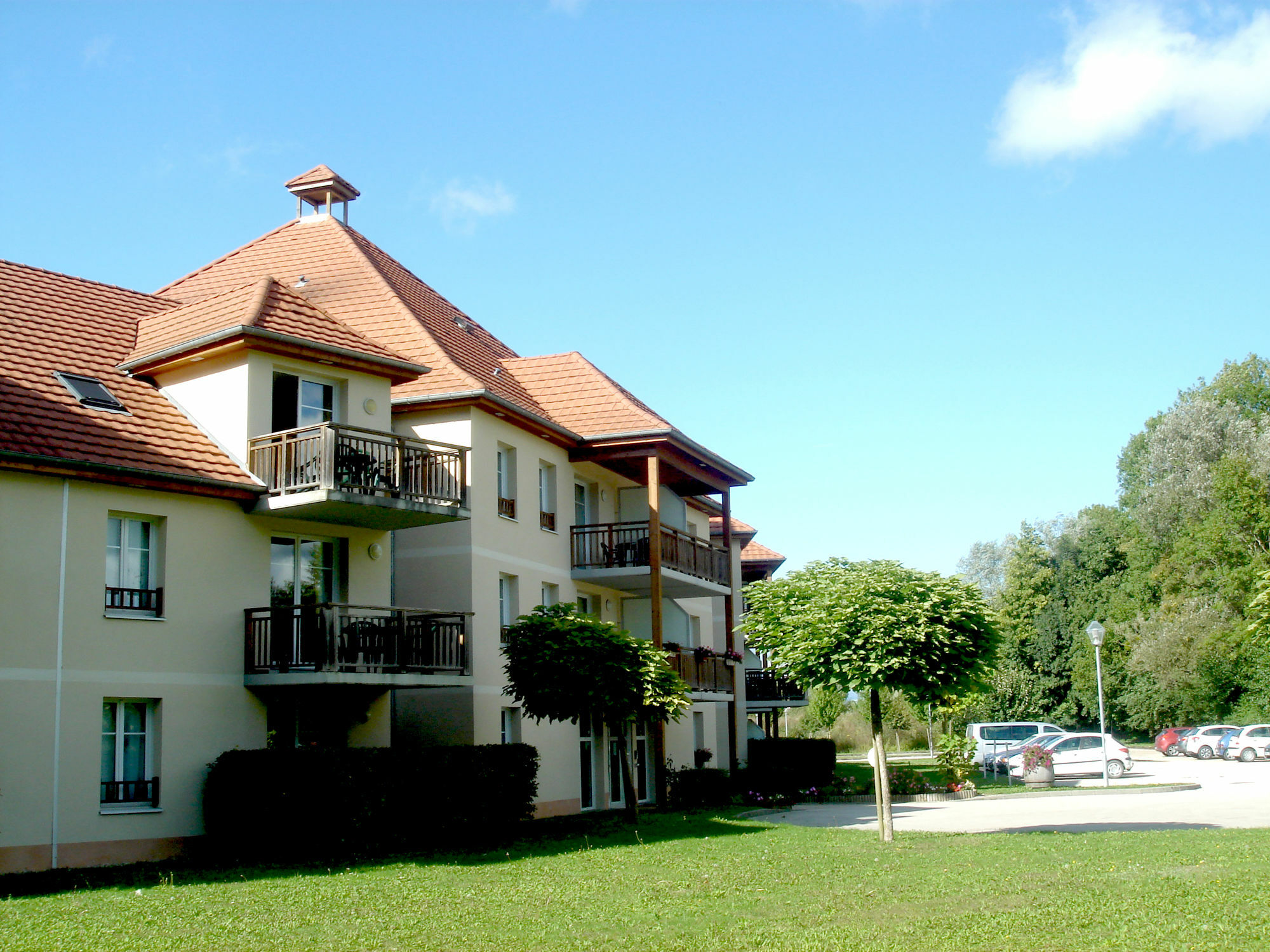 Residence Vtf Les Allees Du Green Levernois Bagian luar foto