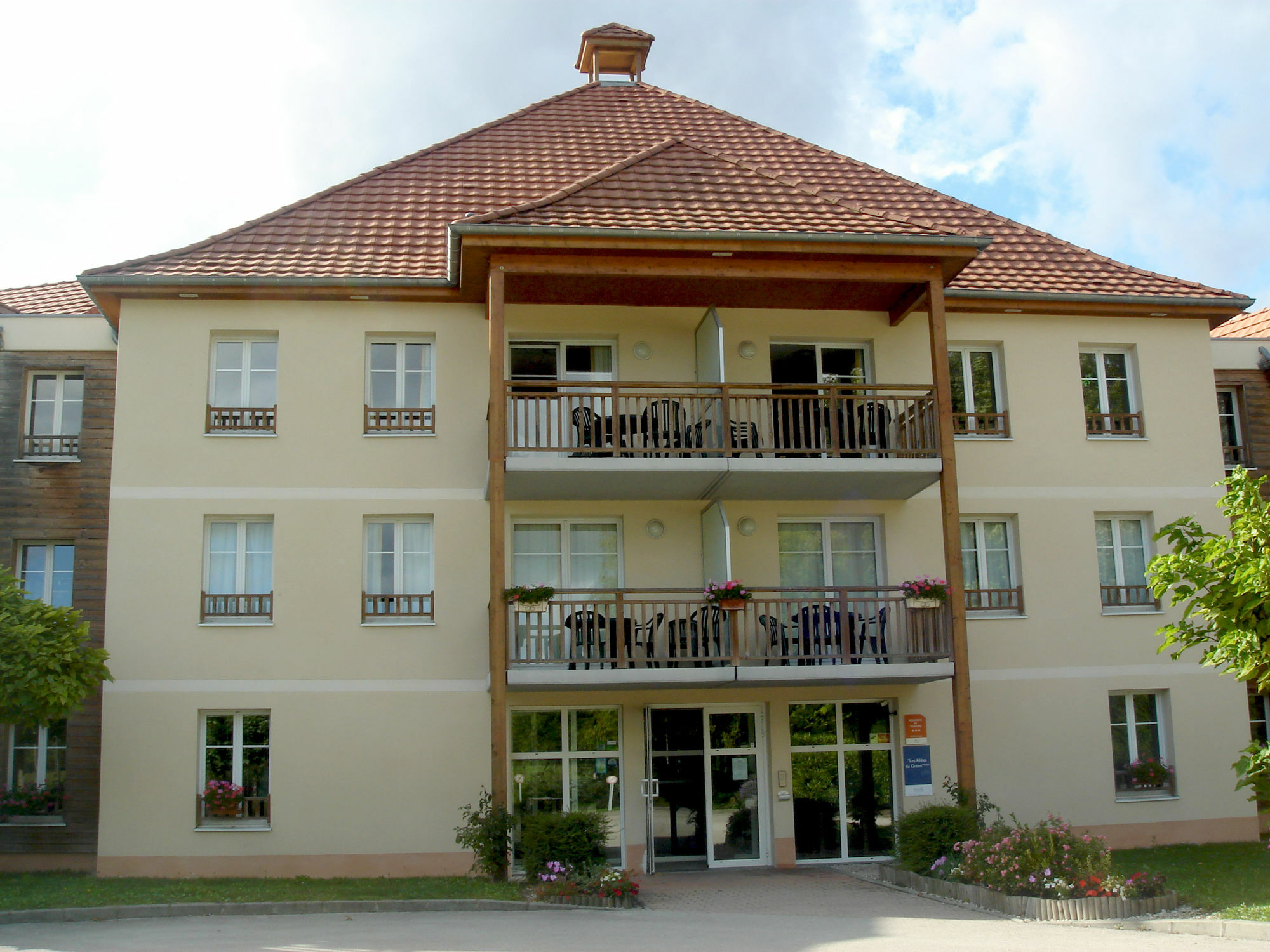 Residence Vtf Les Allees Du Green Levernois Bagian luar foto