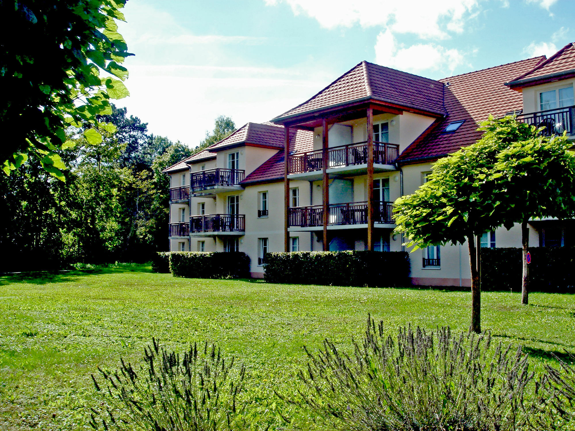 Residence Vtf Les Allees Du Green Levernois Bagian luar foto