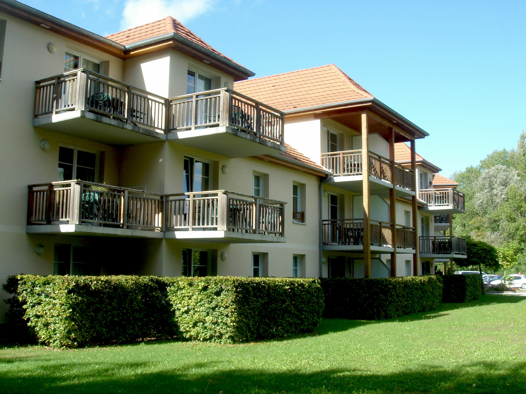 Residence Vtf Les Allees Du Green Levernois Bagian luar foto