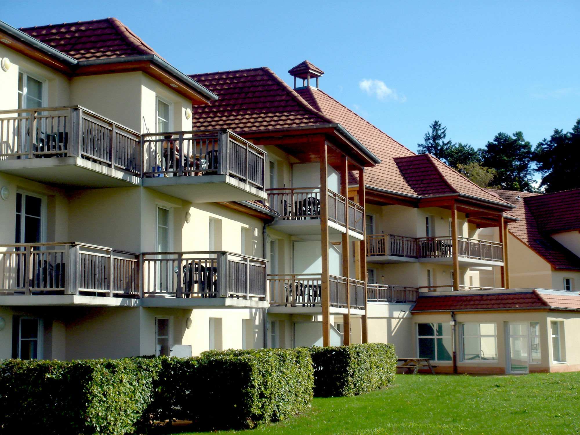 Residence Vtf Les Allees Du Green Levernois Bagian luar foto