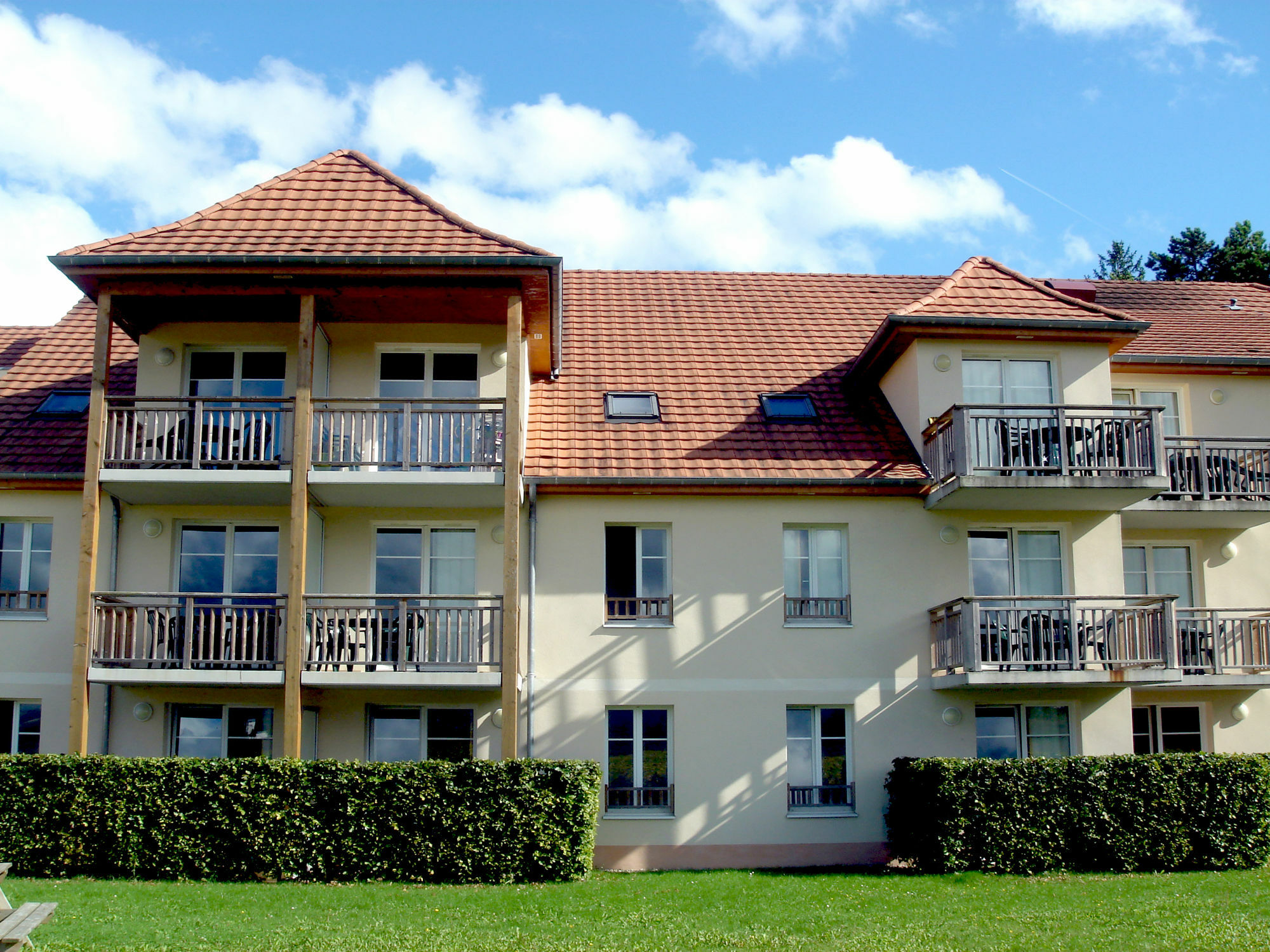 Residence Vtf Les Allees Du Green Levernois Bagian luar foto